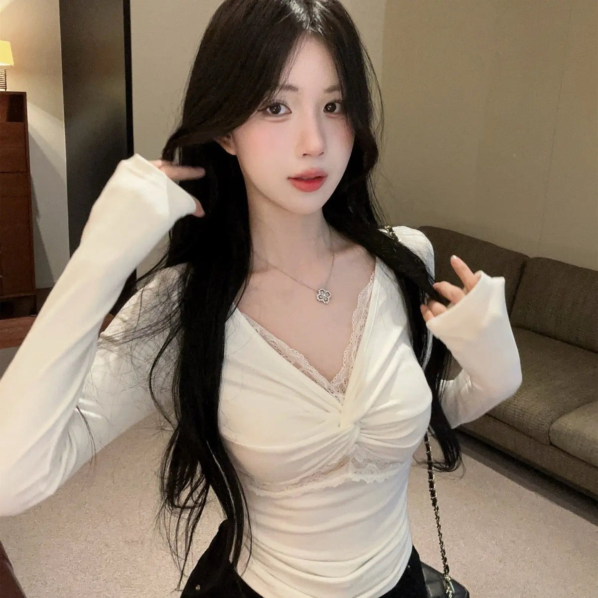 Women's Long Sleeve Lace T-Shirt V-Neck Slim Fit White Base Shirt Korean Style Autumn New Arrival Fashion Design Sense Base Top
